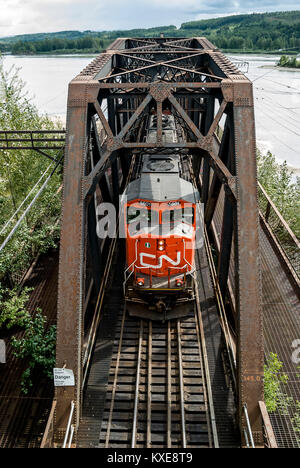 Transport des céréales du CN dirigé par loco 5601 traverse le pont de la rivière Fraser à Prince George BC 20090823 Banque D'Images