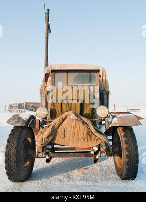 Vieux camion de l'armée soviétique de la DEUXIÈME GUERRE MONDIALE. À l'extérieur à l'hiver Banque D'Images