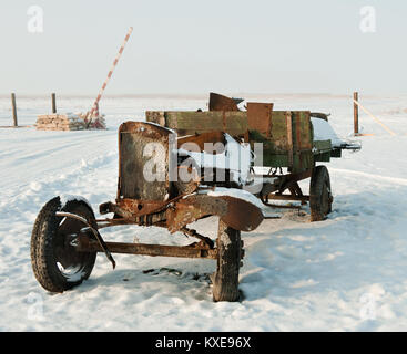 Camion brûlé la seconde guerre mondiale : vieux camion de l'armée soviétique de la DEUXIÈME GUERRE MONDIALE. À l'extérieur à l'hiver Banque D'Images