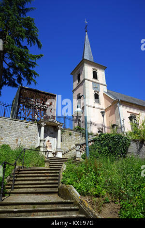 MONDORF-LES-BAINS, LUXEMBOURG - CIRCA AOÛT 2016 église paroissiale sur la colline Banque D'Images