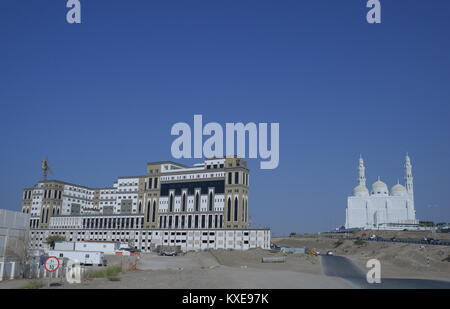 Bâtiment en construction, avec la Mosquée de Mohammed Al Ameen en arrière-plan, Muscat, Oman Banque D'Images