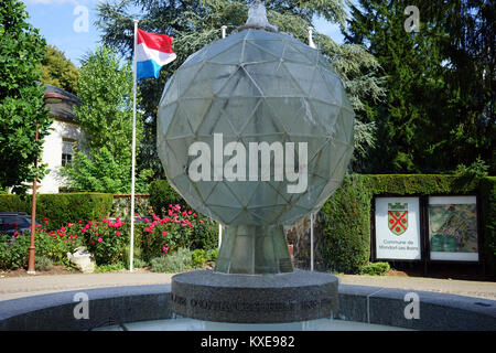 MONDORF-LES-BAINS, LUXEMBOURG - CIRCA AOÛT 2016 Fontaine sur la place Banque D'Images