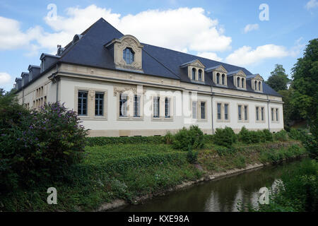 MONDORF-LES-BAINS, LUXEMBOURG - CIRCA AOÛT 2016 HParc otel et rivière Banque D'Images