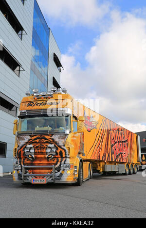 TURKU, FINLANDE - 4 octobre, 2014 : Scania R620 Camion Spectacle de tigre Kuljetus Ristimaa Oy dans un entrepôt. Un Ristimaa célèbre camion finlandais de l'équipe de réglage kno Banque D'Images