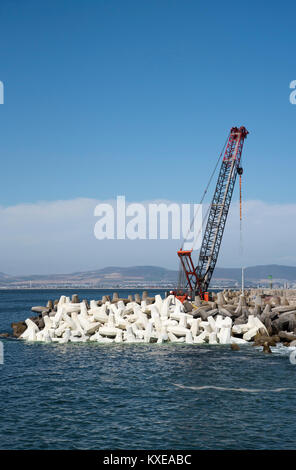 Cape Town Afrique du Sud. Décembre 2017. Placer la grue tétrapodes, blocs conrete pour protéger le mur de mer autour du port. Banque D'Images