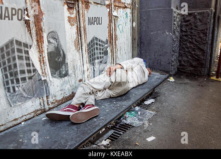 Naples , Italie -13 août 2017 : sans-abri non identifié l'homme dort sur le trottoir de la ville de Naples Banque D'Images