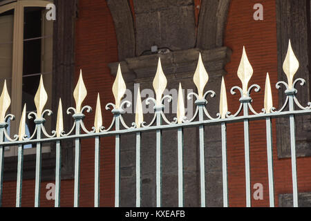 Belle clôture en fer forgé. Image d'une fonte décorative. clôture clôture métallique close up. Clôture de métal tissé. Banque D'Images