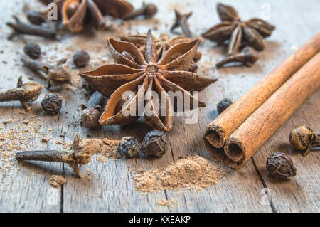 Cannelle, girofle et d'anis étoilé sur une table en bois. Focus sélectif. Banque D'Images