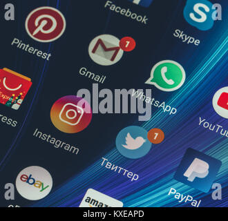 Adygea, Russie - 3 janvier 2018 : WhatsApp, YouTube, instagram, Facebook, Skype et d'autres icônes d'applications sur l'écran du smartphone Xiaomi Banque D'Images