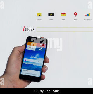 Adygea, Russie - 5 janvier 2018 : la page d'accueil d'un site web pour moteur de recherche russe Yandex sur l'écran du smartphone Xiaomi chinois Banque D'Images