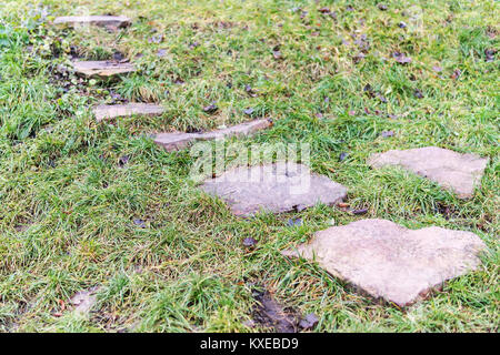 Chemin menant vers le haut des pierres posées sur l'herbe Banque D'Images