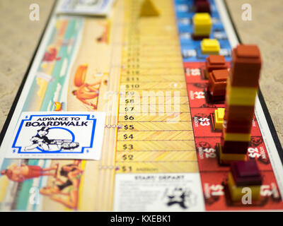 Le plateau de jeu d'avance à la demande, en 1985, un spin-off de la Parker Brothers jeu de société, Monopoly. Banque D'Images