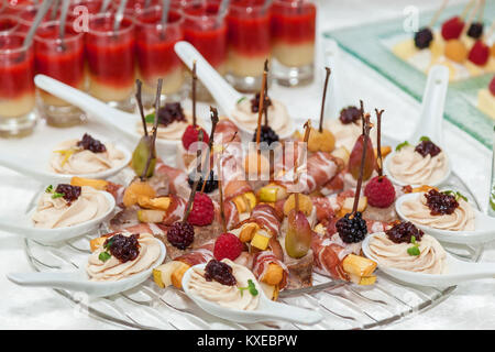 Bâtonnets de fromage avec du bacon pour une table de buffet avec du bacon bâtonnets de fromage. Banque D'Images