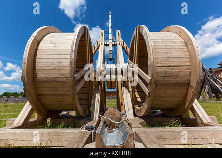 Catapulte en bois sur le fond de ciel. Catapult Banque D'Images
