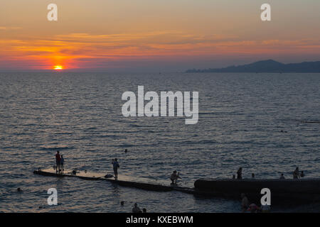 Adler, région de Krasnodar, Russie - le 7 juillet 2016 : le coucher du soleil à Adler, Sochi Banque D'Images