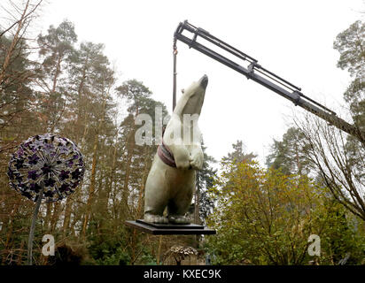 Boris, un 12 pieds, 700 kg l'Ours de bronze sur la base du plus grand ours polaire jamais enregistrée qui a été créé par le sculpteur Adam Binder, est dans le parc de sculptures tendit près de Farnham, dans le Surrey à être exposée dans une large gamme de sculptures de partout dans le monde. Banque D'Images