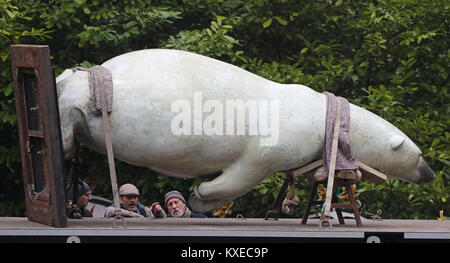 Boris, un 12 pieds, 700 kg l'Ours de bronze sur la base du plus grand ours polaire jamais enregistrée qui a été créé par le sculpteur Adam Binder, arrive à la Sculpture Park près de Farnham, dans le Surrey à être exposée dans une large gamme de sculptures de partout dans le monde. Banque D'Images