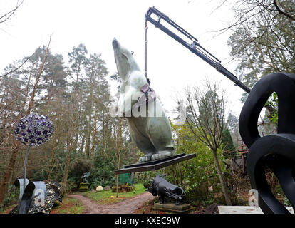 Boris, un 12 pieds, 700 kg l'Ours de bronze sur la base du plus grand ours polaire jamais enregistrée qui a été créé par le sculpteur Adam Binder, est dans le parc de sculptures tendit près de Farnham, dans le Surrey à être exposée dans une large gamme de sculptures de partout dans le monde. Banque D'Images