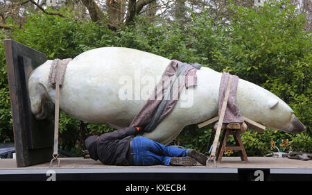 Boris, un 12 pieds, 700 kg l'Ours de bronze sur la base du plus grand ours polaire jamais enregistrée qui a été créé par le sculpteur Adam Binder, arrive à la Sculpture Park près de Farnham, dans le Surrey à être exposée dans une large gamme de sculptures de partout dans le monde. Banque D'Images