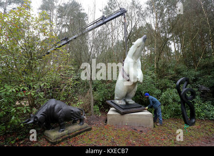 Boris, un 12 pieds, 700 kg l'Ours de bronze sur la base du plus grand ours polaire jamais enregistrée qui a été créé par le sculpteur Adam Binder, est dans le parc de sculptures tendit près de Farnham, dans le Surrey à être exposée dans une large gamme de sculptures de partout dans le monde. Banque D'Images