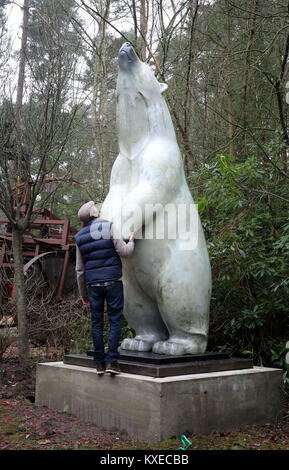 Sculpteur Adam Binder vérifie Boris, un 12 pieds, 700 kg l'Ours de bronze qu'il a créé sur la base du plus grand ours polaire jamais enregistré, après qu'il était dans le parc de sculptures tendit près de Farnham, dans le Surrey à être exposée dans une large gamme de sculptures de partout dans le monde. Banque D'Images