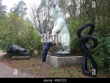 Sculpteur Adam Binder vérifie Boris, un 12 pieds, 700 kg l'Ours de bronze qu'il a créé sur la base du plus grand ours polaire jamais enregistré, après qu'il était dans le parc de sculptures tendit près de Farnham, dans le Surrey à être exposée dans une large gamme de sculptures de partout dans le monde. Banque D'Images