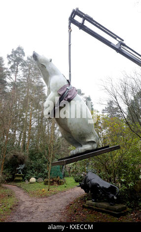 Boris, un 12 pieds, 700 kg l'Ours de bronze sur la base du plus grand ours polaire jamais enregistrée qui a été créé par le sculpteur Adam Binder, est dans le parc de sculptures tendit près de Farnham, dans le Surrey à être exposée dans une large gamme de sculptures de partout dans le monde. Banque D'Images