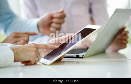 Close up image of businessman using tablet Banque D'Images