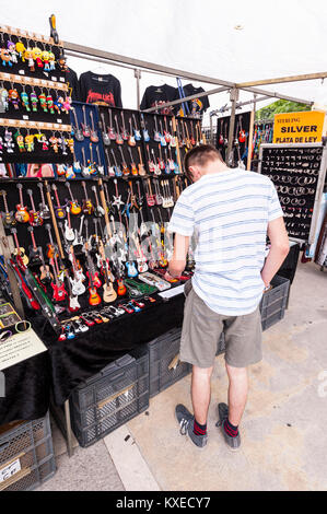 Mini guitares souvenirs en vente à la street market dans Mahon , Menorca , Baléares , Espagne Banque D'Images