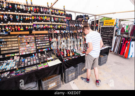 Mini guitares souvenirs en vente à la street market dans Mahon , Menorca , Baléares , Espagne Banque D'Images