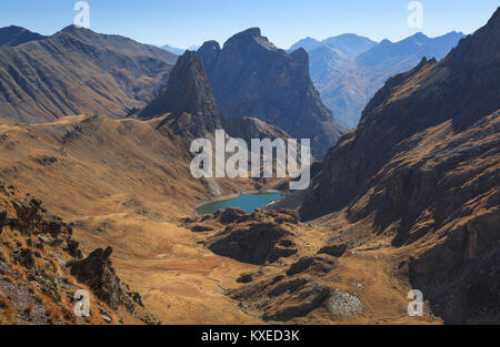 Une vallée dans les Alpes françaises au cours d'une journée claire en automne. Banque D'Images