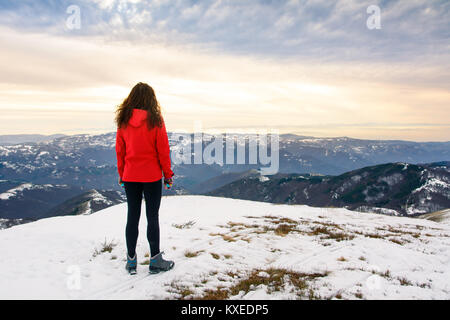 Female hiker sur sommet de montagne couverte de neige. Mode de vie actif d'hiver Banque D'Images