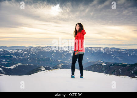 Female hiker sur sommet de montagne couverte de neige. Mode de vie actif d'hiver Banque D'Images