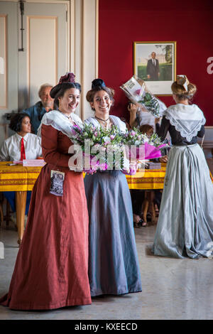 Les femmes français habillé pour la Carreto Ramado Festival à Saint Remy de Provence, France Banque D'Images