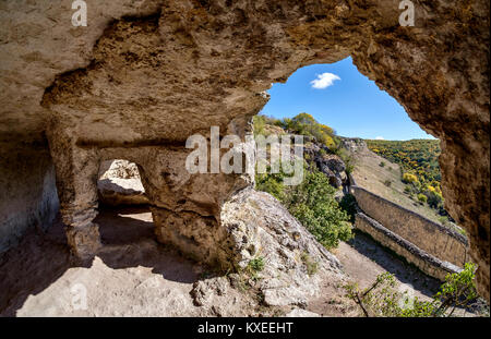 Ruines de cave-city Chufut-Kale proche de Bakhtchyssaraï, Crimée Banque D'Images