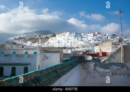 Maisons sur le versant de montagne en ville royale près de Tétouan, Tanger, Maroc Banque D'Images