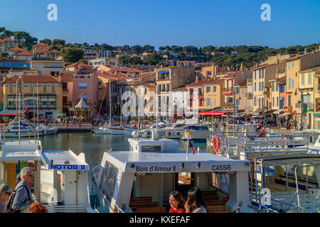 Une vue sur le port et les bâtiments environnants, à Cassis, Bouches-du-Rhône, France Banque D'Images