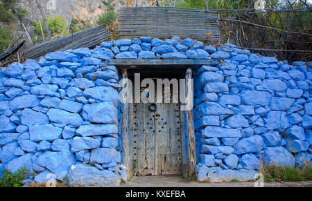 Peint bleu poudre traditionnelle façade de maison et porte dans la Médina historique de Chefchaouen, Maroc Banque D'Images