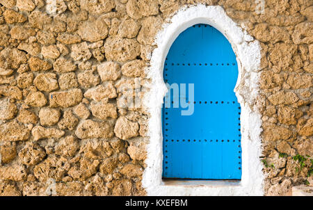 Peint bleu poudre traditionnelle façade de maison et porte dans la Médina historique de Chefchaouen, Maroc Banque D'Images