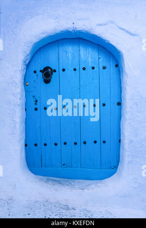 Peint bleu poudre traditionnelle façade de maison et porte dans la Médina historique de Chefchaouen, Maroc Banque D'Images