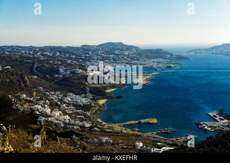 Mykonos, Grèce vue panoramique vue quotidienne. Vue paysage de la ville de Mykonos - Chora et les maisons blanchies à la chaux. Banque D'Images
