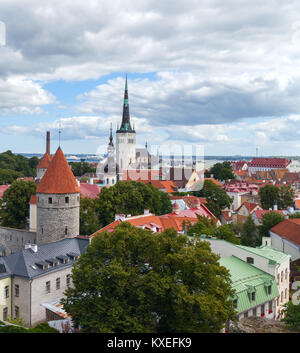 Vue de dessus de l'ancienne partie de la ville de Tallinn. Tuiles rouges typiques. L'Estonie. Stock photo Banque D'Images