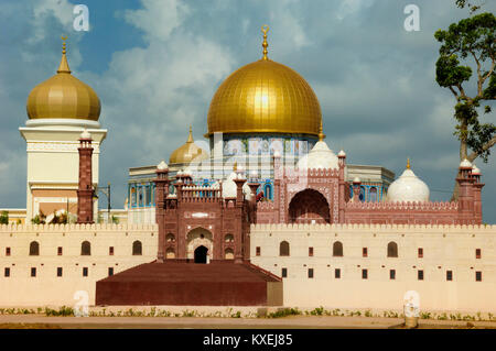 Des maquettes ou des répliques du Dôme du Rocher, Jérusalem et la mosquée Badshahi à Lahore, au parc à thème du patrimoine islamique, Kuala Terengganu, Malaisie Banque D'Images