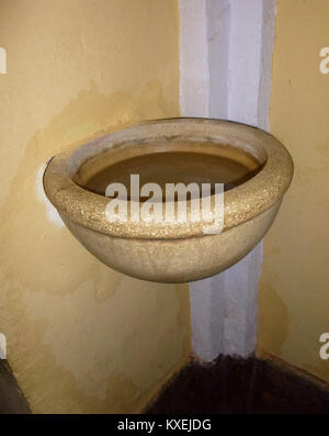 Photographie de l'Iglesia de la Santísima Trinidad à Alcázar de San Juan, Espagne, montrant la façade baroque, les nefs jumelles et l'architecture religieuse de la fin du XVIIe au début du XVIIIe siècle. Banque D'Images