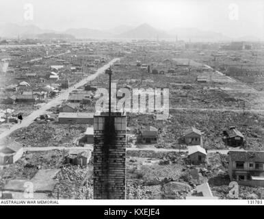 Photographie prise depuis le toit du bâtiment du journal à Hiroshima, l'une des deux structures qui ont survécu au bombardement atomique de 1945. L'image documente la destruction post-explosion et la dévastation urbaine. Banque D'Images