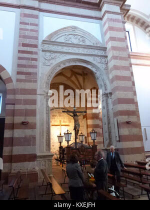 Photographie représentant l'Iglesia de Santa Quiteria à Alcázar de San Juan, Espagne. L'église est un exemple notable de l'architecture religieuse espagnole et a une signification culturelle et historique dans la région de Castille-la Manche. Banque D'Images