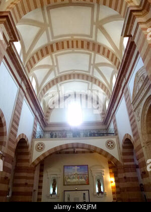 Cette photographie représente l'Iglesia de Santa Quiteria à Alcázar de San Juan, en Espagne, un site religieux d'une valeur historique et architecturale importante. Banque D'Images