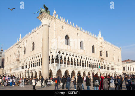 Le Palazzo Ducale, le Palais Ducal, le palais des Doges, Venise, Vénétie, Italie dans la lumière du soleil d'hiver chaud avec des foules de touristes Banque D'Images