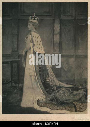 Portrait de 1902 représentant Alexandra de Danemark, reine épouse d'Édouard VII du Royaume-Uni, reconnue pour son élégance et son influence dans l'histoire royale britannique du début du XXe siècle. Banque D'Images