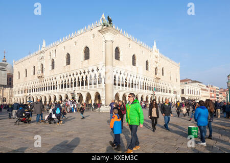 Palais des Doges, Le Palais Ducale, Palais des Doges, Venise, Vénétie, Italie en hiver la lumière du soleil par les touristes Banque D'Images